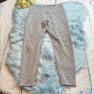 Beyond Yoga At Your Leisure High Waisted Midi Leggings Silver Leopard sz XS